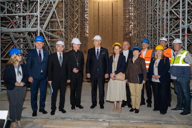 Slika /slike/Ministar/2025-06-04-katedrala-2.jpeg