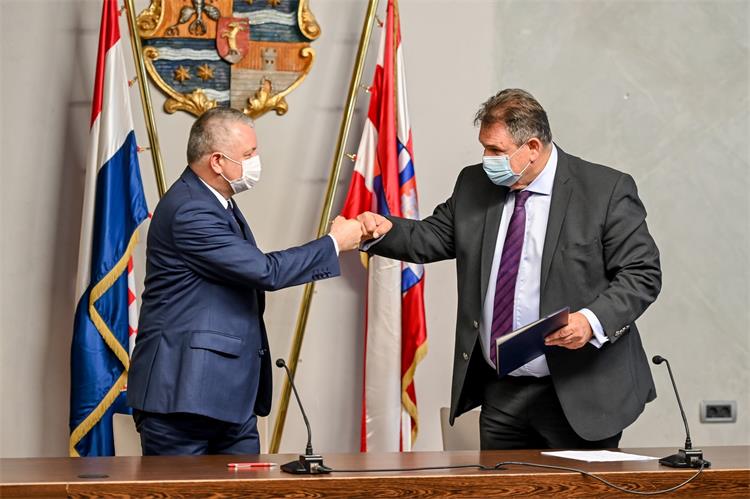 Slika /slike/Ministar/23.12.2020._dodjela_racunalna_oprema_1.jpg