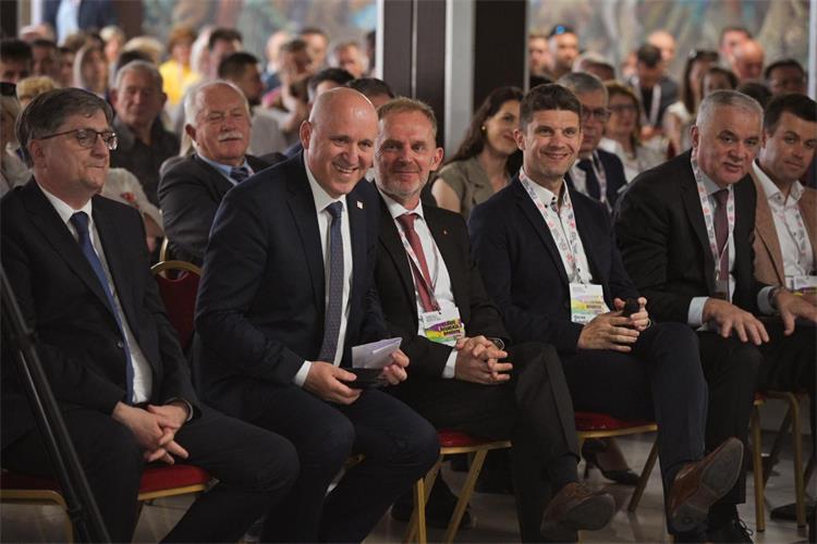 Slika /slike/Ministar/IMG-20250512-geodeti1.jpg