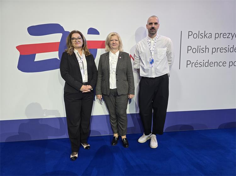 Slika /slike/press/Varšava1.jpg